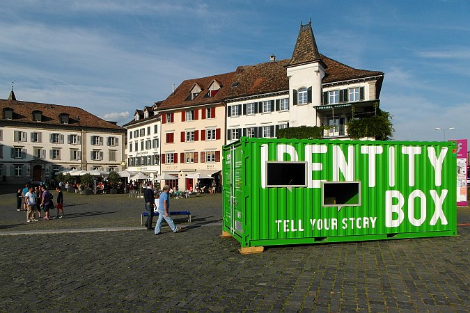 'Identy_Box'_am_Fischmarktplatz_in_Rapperswil_2012-08-12_18-28-52_(WB850F).jpg